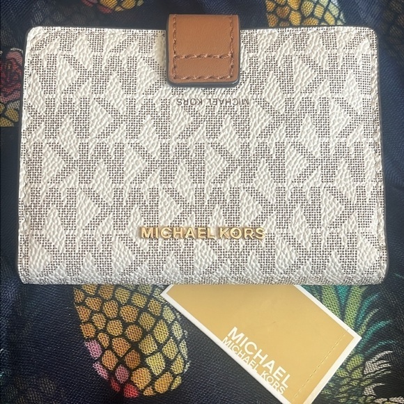 Brand New Michael Kors Vanilla Acorn Small Tab Card Case Holder Snap Close - Picture 4 of 15